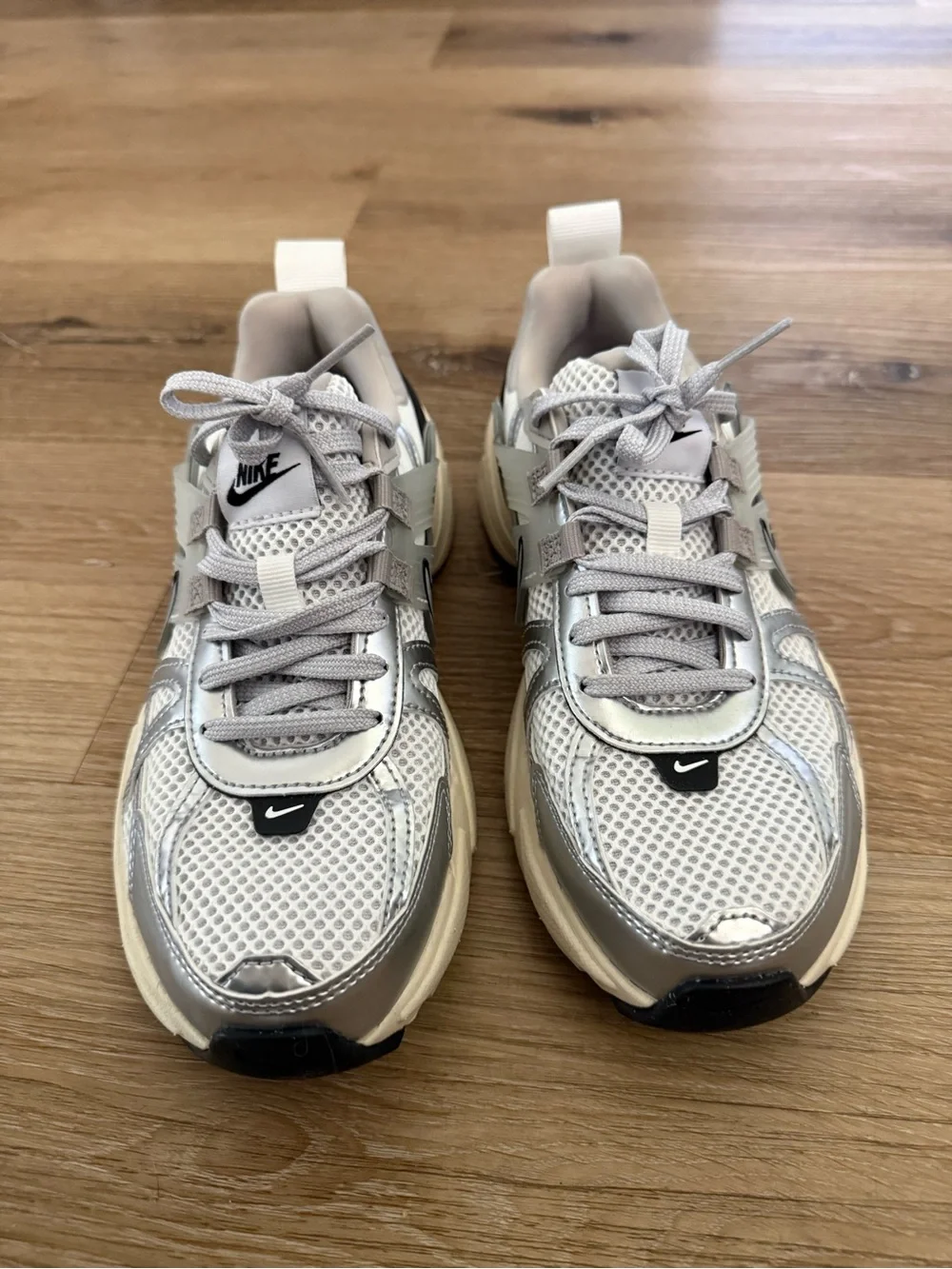 Like New - NIKE Women's V2K Running Sneakers SIZE 7